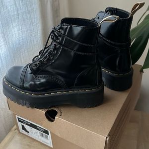 DOC MARTENS LUX LACE VEGAN SINCLAIR PLATFORM BOOTS - 6